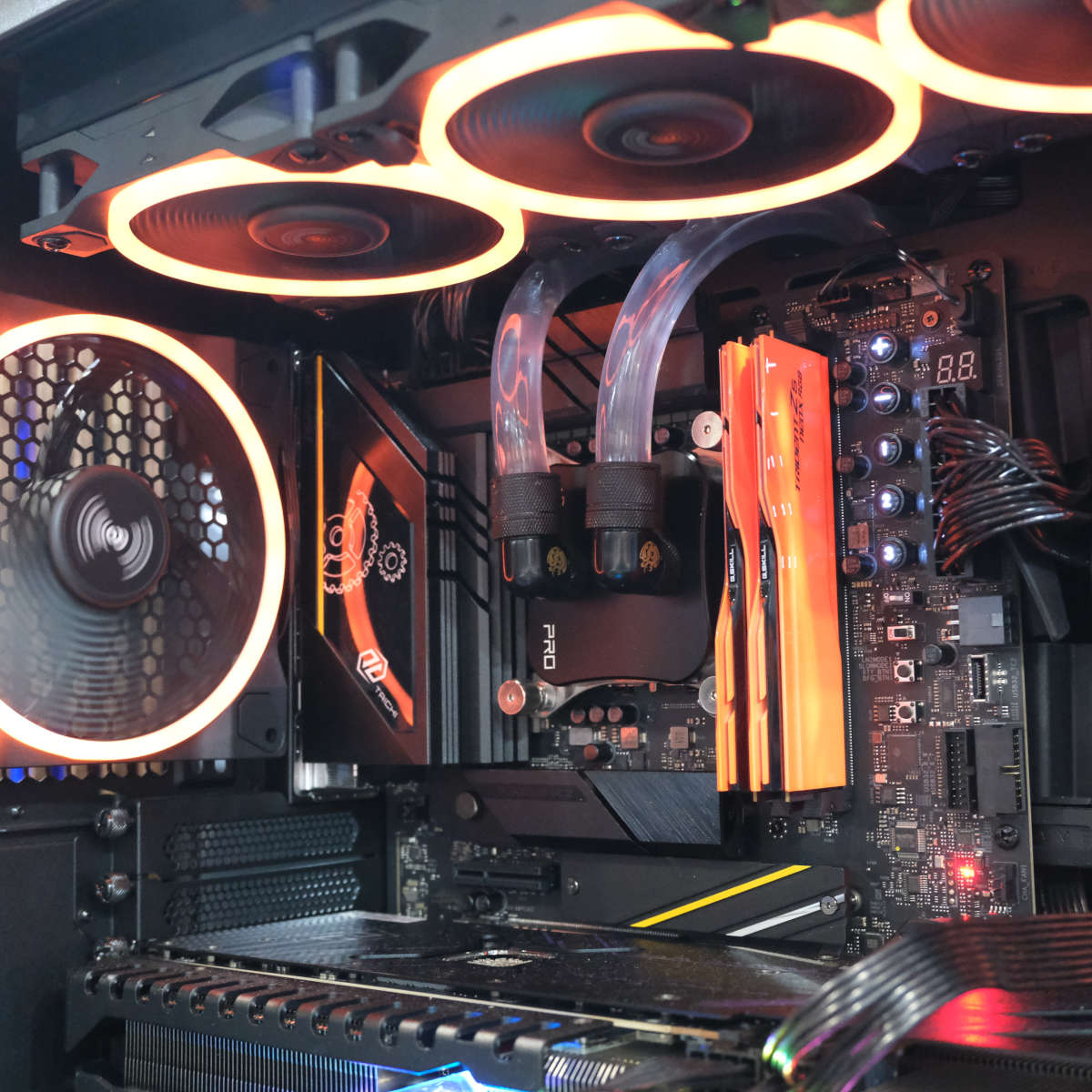 Barrettes de RAM G.Skill Trident Z5 NeoX orange dans un système, entourées de LED orange des ventilateurs.