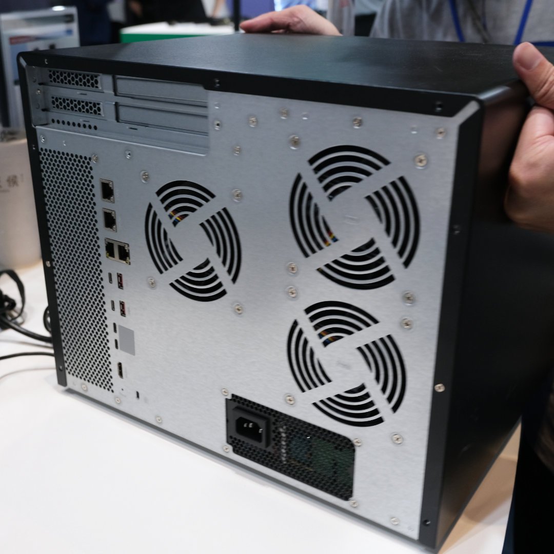 ARrière du NAS QNAP TVS-AIh1688ATX