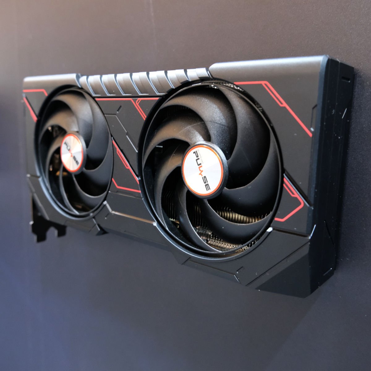 Vue latérale de la Sapphire Pulse Radeon RX 9060 XT.