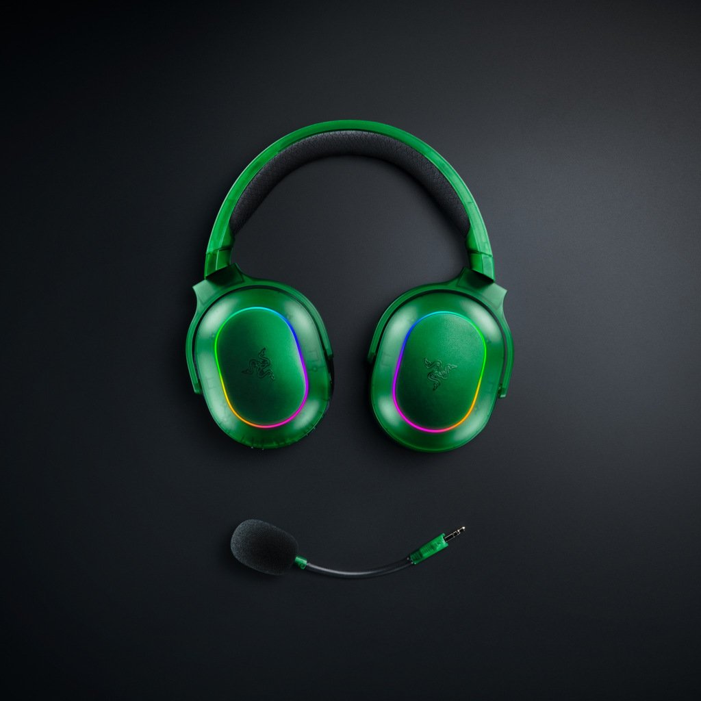 Razer Barracuda X Chroma – Édition Phantom Green, avec ses LED RGB allumées et reposant au-dessus de son microphone détachable.