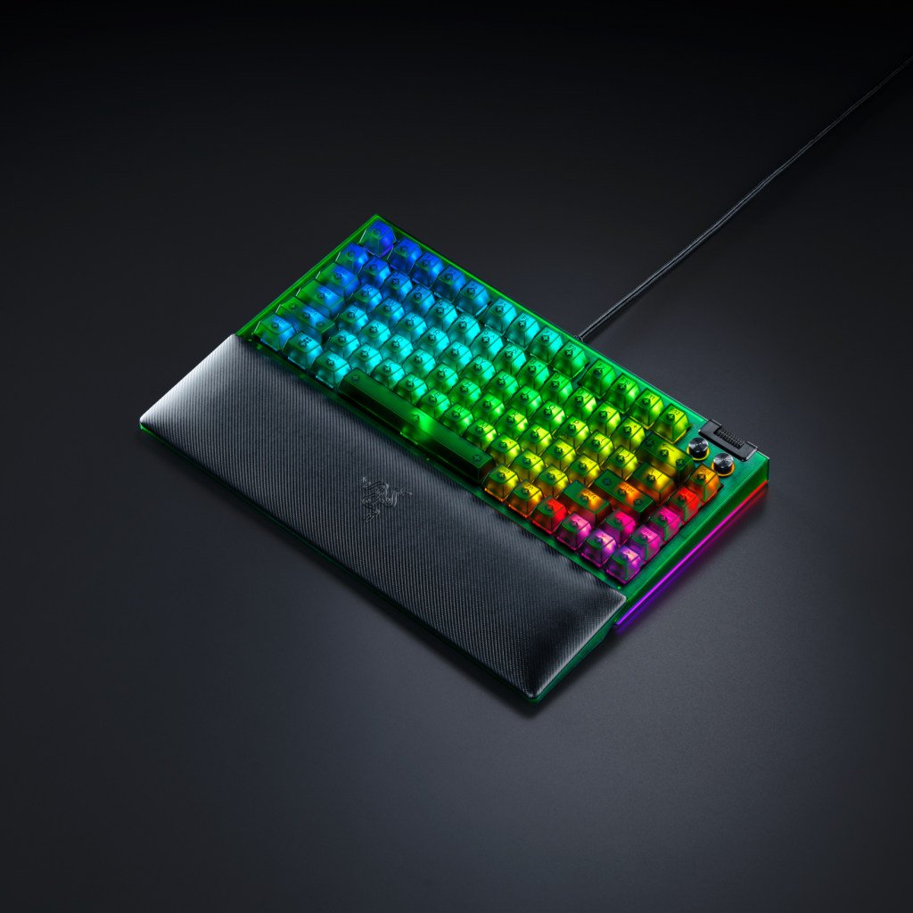 Razer BlackWidow V4 75% – Édition Phantom Green, ses commutateurs visibles à travers ses touches transparentes aux côtés de ses LED RGB.