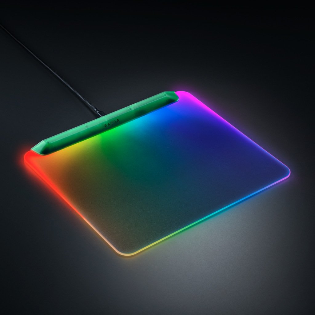 Razer Firefly V2 Pro – Édition Phantom Green, ses LED RGB entourant sa surface et son PCB visible.