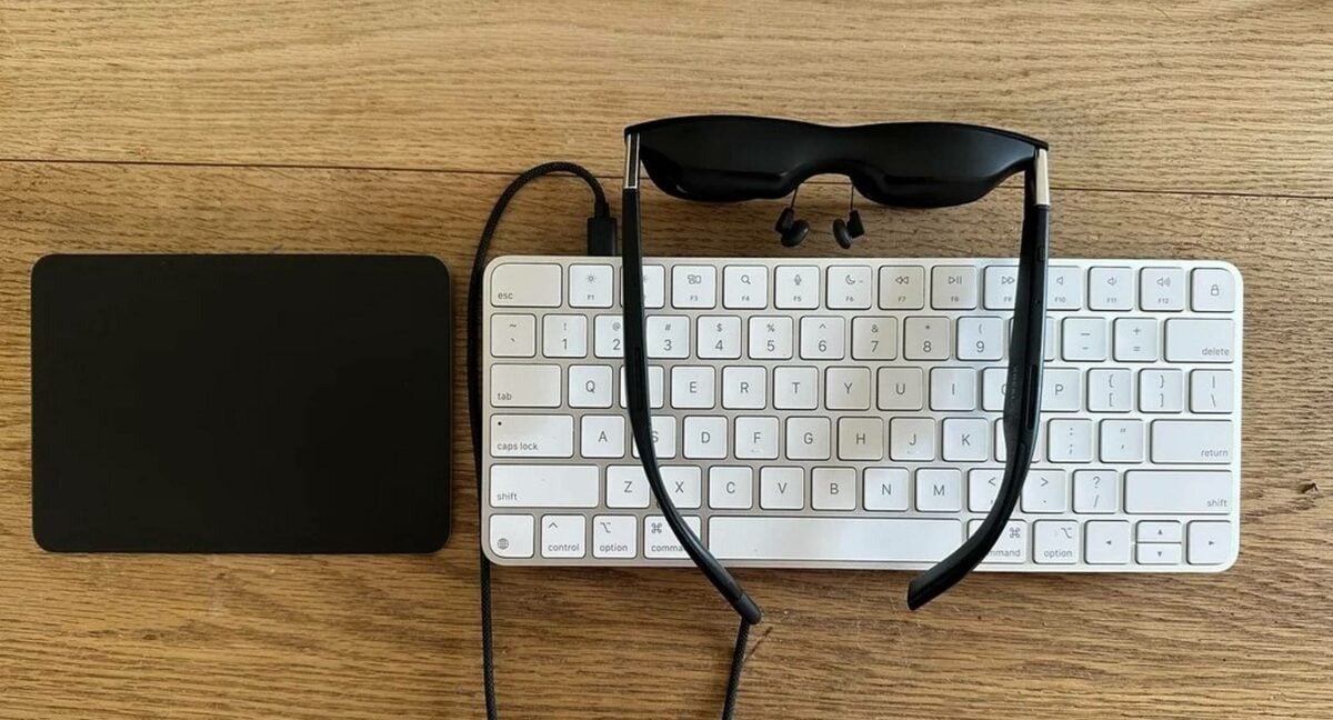 Steam Deck dans un clavier avec lunettes AR.