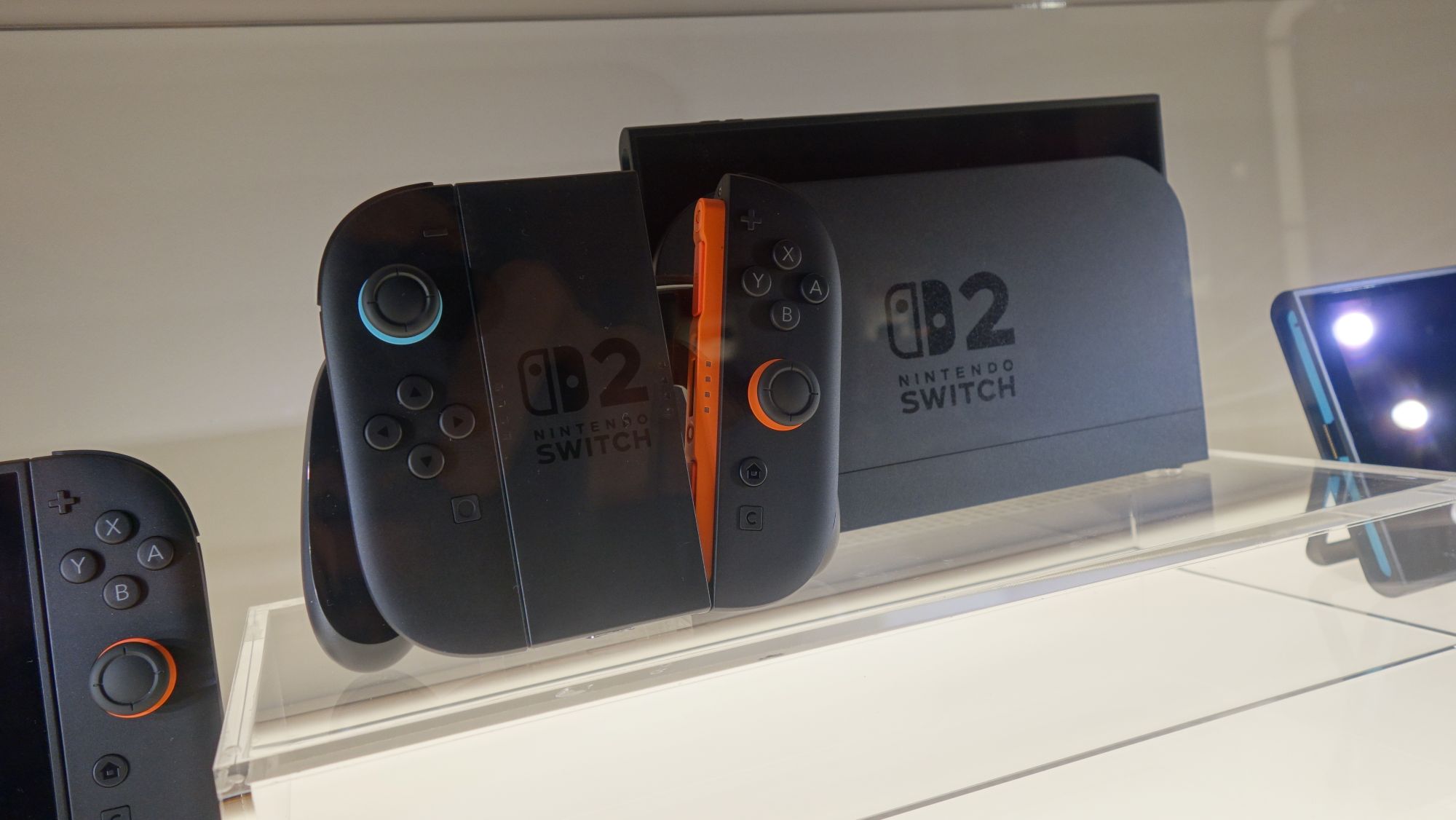 Une Switch 2 se trouve à côté de son contrôleur.