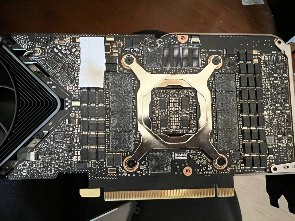 Prototype de la Nvidia RTX 3080 Ti 20 Go, mettant l'accent sur ses modules de mémoire et son plaque arrière.