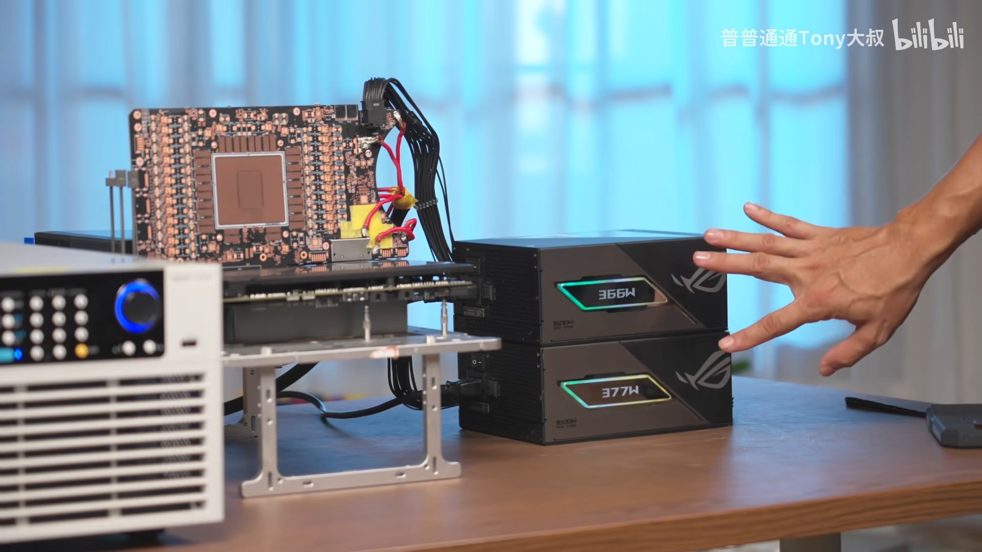 Tony ASUS RTX 5090 BTF deux PSU