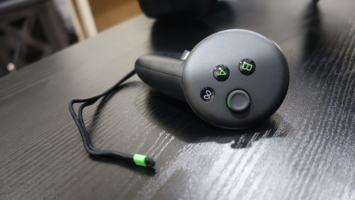 Une manette Meta Quest 3S marquée Xbox sur une table.