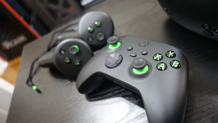 Une manette Xbox et des manettes Meta Touch thématiques sur une table.