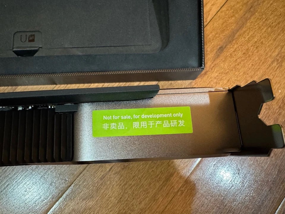 Prototyper Nvidia RTX 3080 Ti 20 Go, en mettant l'accent sur son étiquette 'à des fins de développement'.