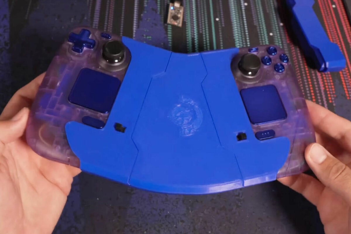 Modification du contrôleur Steam 2 par TommyB avec une section intermédiaire imprimée en 3D inclinant les trackpads vers le haut.