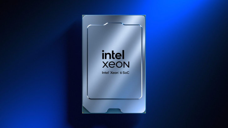 Processeur Intel Xeon 6 SoC sur fond bleu, mettant en avant un design élégant.