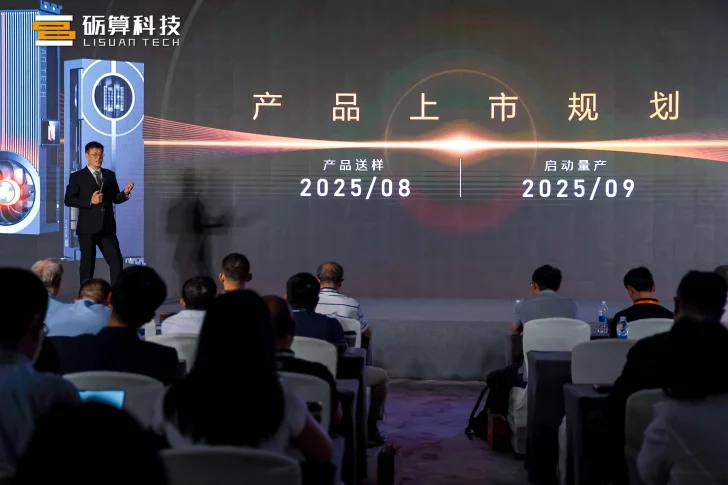 Présentation du lancement de produits technologiques avec des dates clés pour la livraison et la production en 2025.