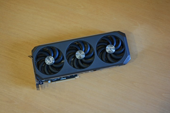 La carte graphique Zotac RTX 5070 Ti Amp Extreme Infinity placée sur une surface en bois.