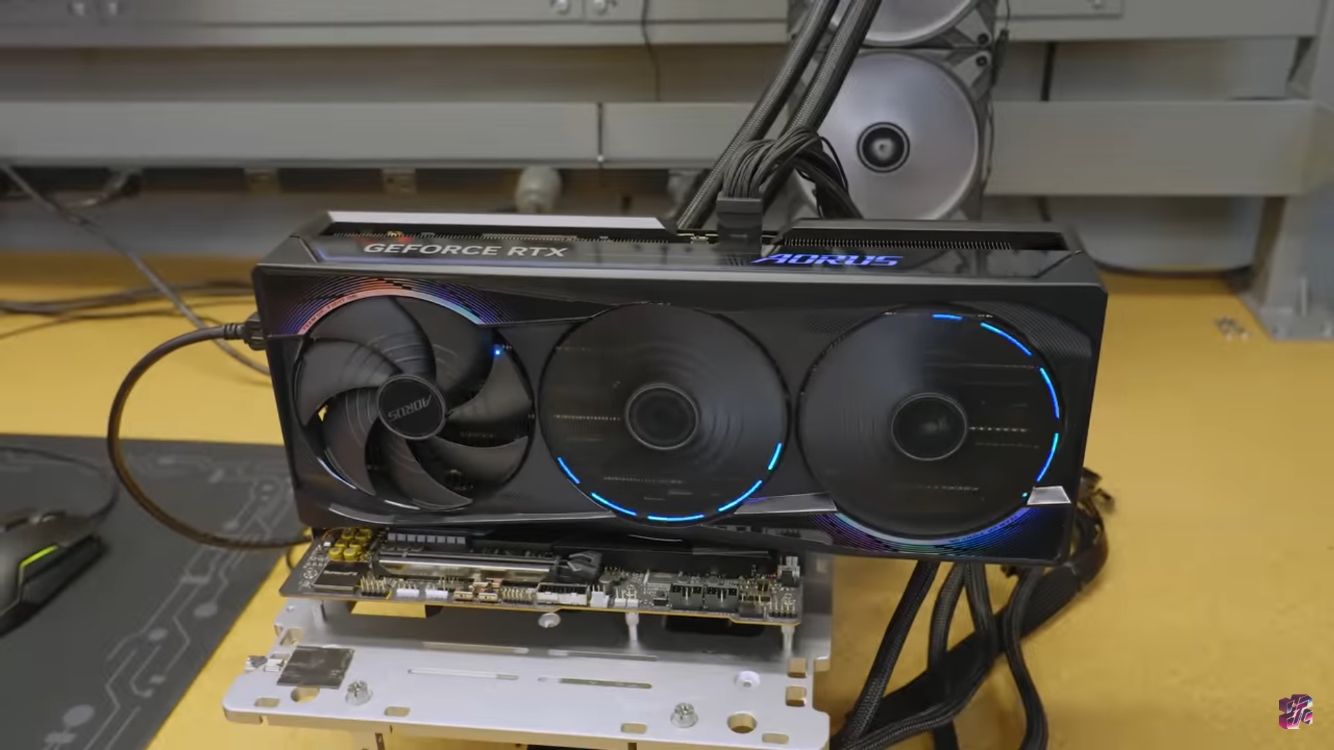 Carte graphique GeForce RTX avec système de refroidissement à trois ventilateurs.