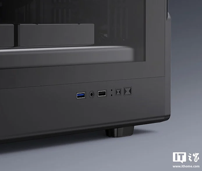 Gros plan sur un panneau avant de boîtier d'ordinateur noir avec ports USB et boutons.