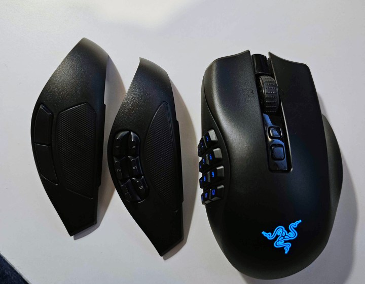La souris Razer Naga V2 Pro sur fond blanc, avec deux plaques latérales interchangeables.