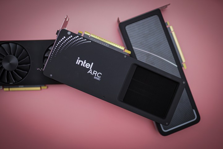 La partie arrière de la carte graphique Intel Arc B580.