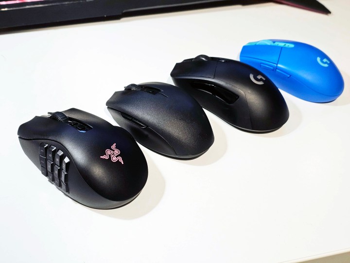 Quatre souris de jeu côte à côte.