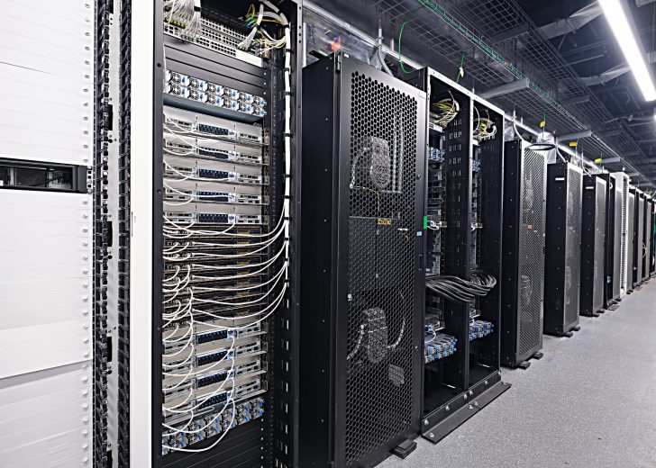 Serveurs IA NVIDIA "Blackwell Ultra" GB300 à attendre pour mi-2025, avec refroidissement "totalement liquide" et performances bien plus élevées.