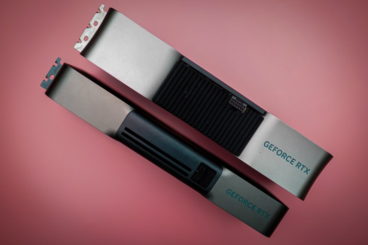 La RTX 5090 à côté de la RTX 4090.