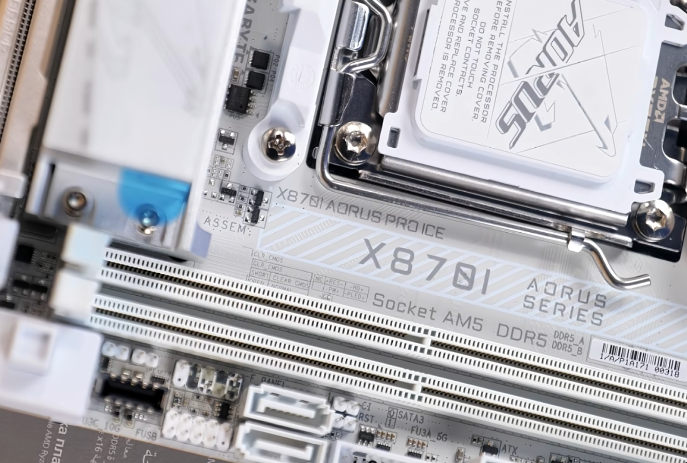 GIGABYTE X870I AORUS PRO ICE avec nouvelle configuration de mémoire AB.