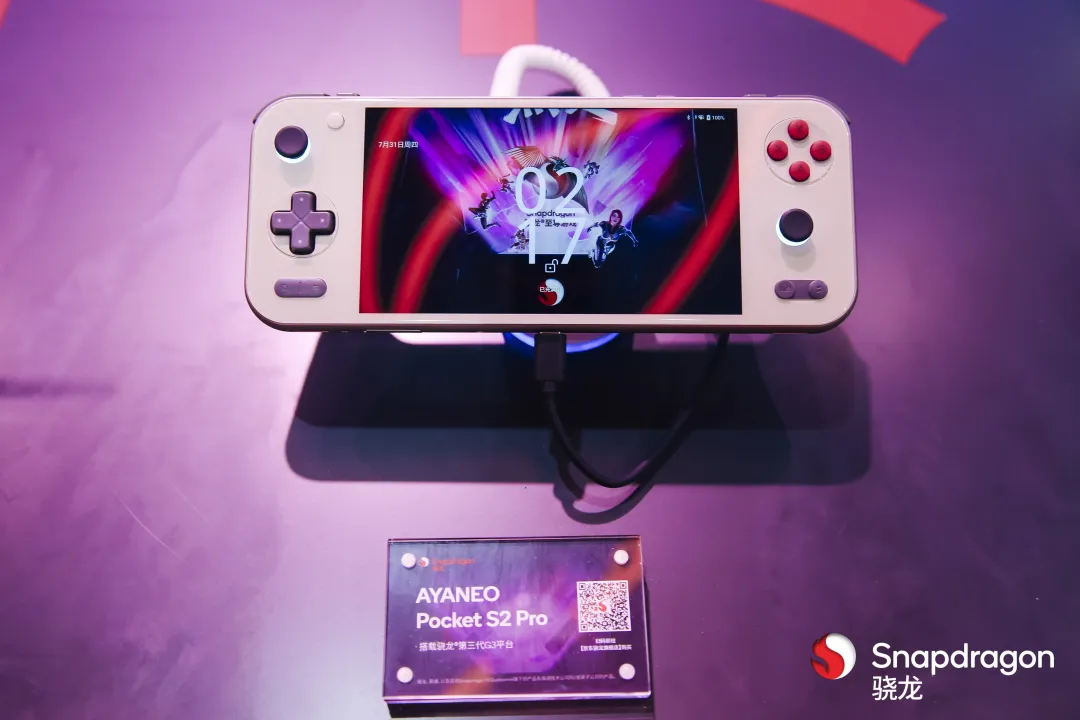 Appareil de jeu portable Ayaneo Pocket S2 Pro exposé lors de l'événement Snapdragon.