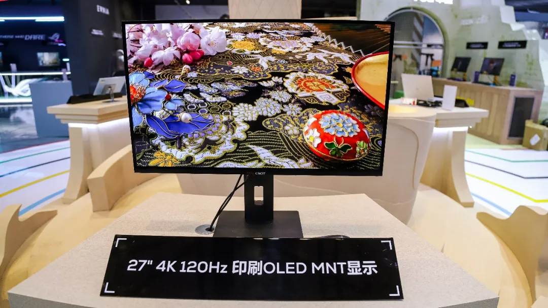 Moniteur OLED 4K 120Hz affichant des motifs vibrants.