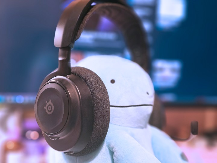 Le SteelSeries Arctis Nova 7 sur une peluche de Pokémon Quagsire.