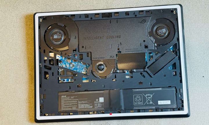 Vue arrière de l'ordinateur portable Asus ROG Strix Scar 18.