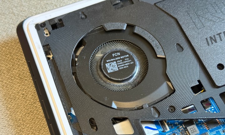 Gros plan sur le ventilateur de l'ordinateur portable Asus ROG Strix Scar 18.