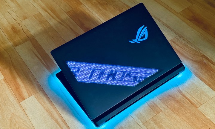 Logo sur l'ordinateur portable Asus ROG Strix Scar 18.