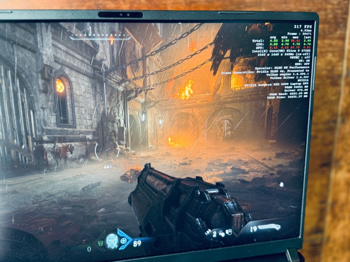 Jeu de tir sur l'ordinateur portable Asus ROG Strix Scar 18.