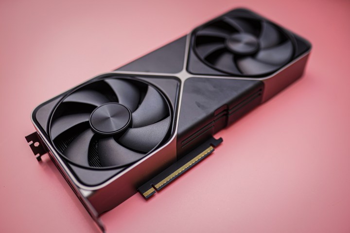 La RTX 5080 sur un fond rose.
