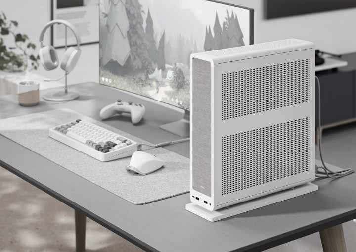 Le boîtier HTPC Fractal Design Ridge en blanc placé sur un bureau