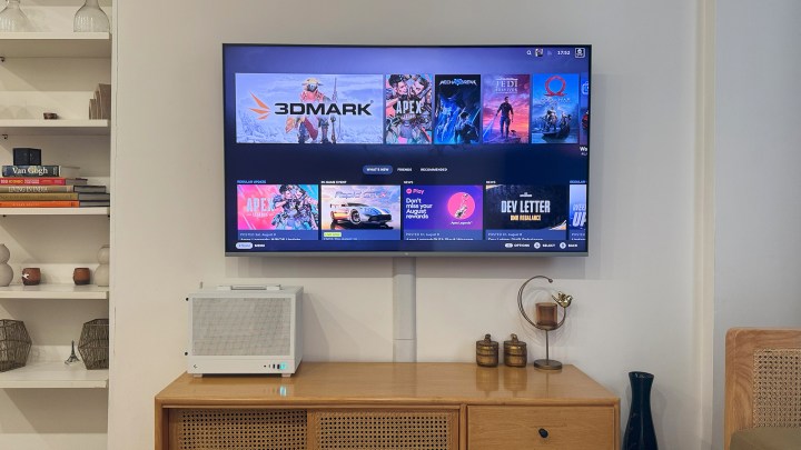 Un petit PC de jeu placé sous une télévision pour le jeu sur console