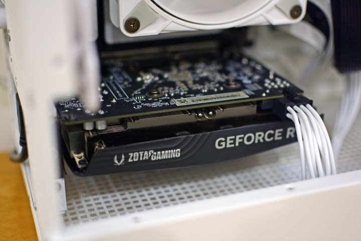 La Zotac GeForce RTX 4060 Solo dans un PC de jeu mini-ITX