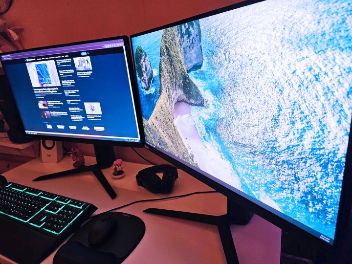 Deux moniteurs LG UltraGear sur un bureau, vus de côté.
