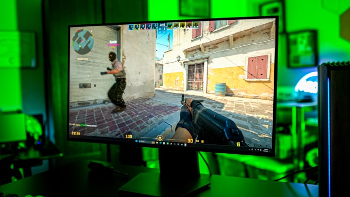 Counter-Strike 2 en cours d'exécution sur un moniteur de jeu.
