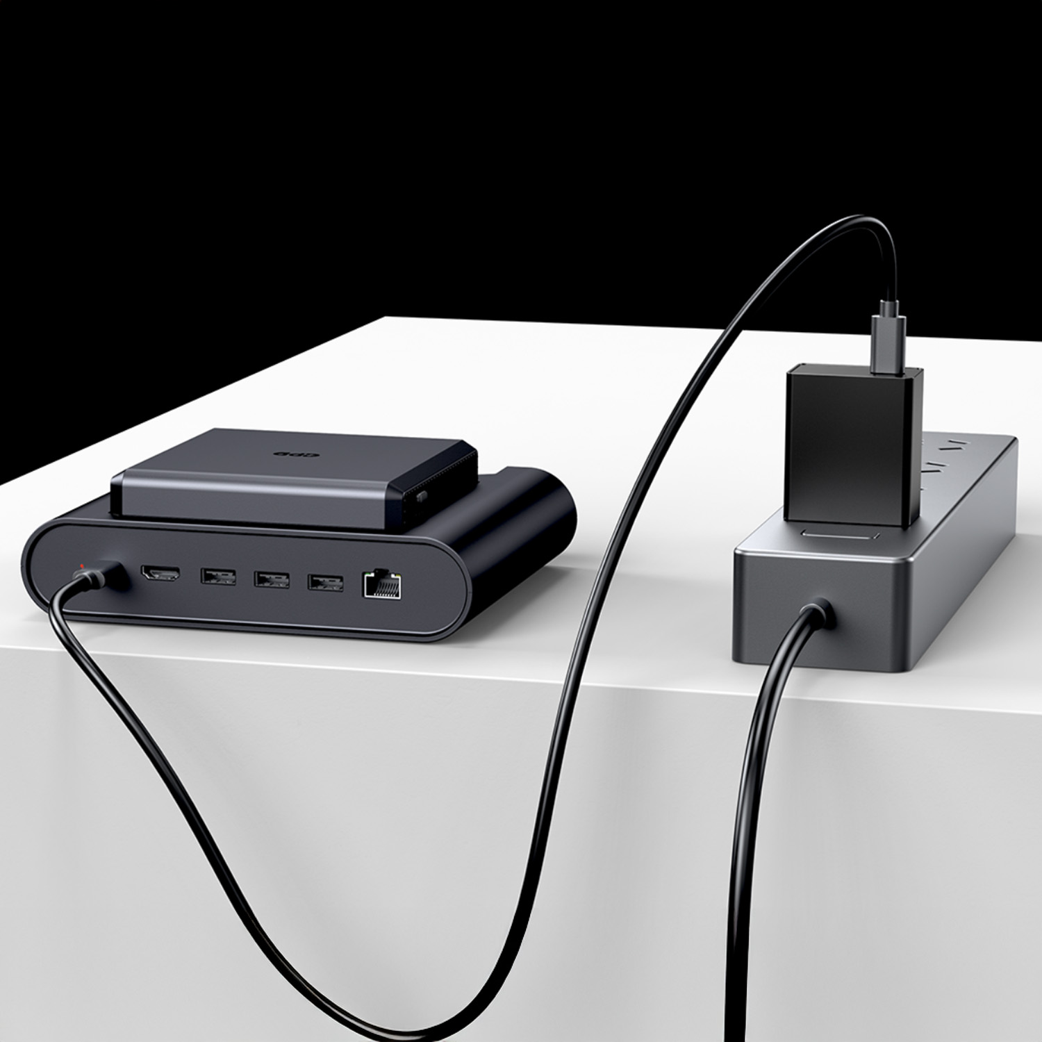 Station de charge avec plusieurs ports et banque d'énergie sur surface blanche.