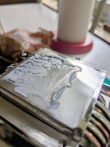 Un bloc de refroidissement avec de la pâte thermique appliquée.