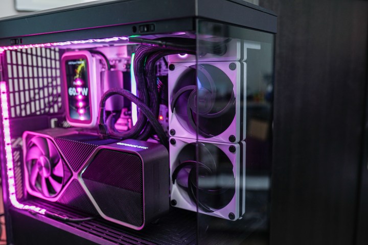 Le refroidisseur de CPU Thicc Q60 installé dans un PC de jeu.