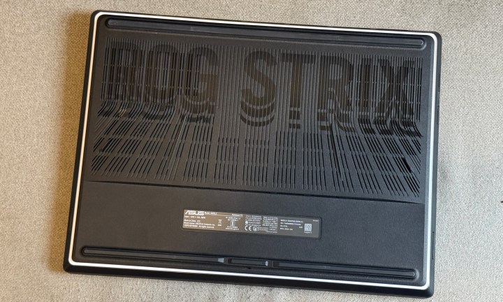 Vue arrière de l'ordinateur portable Asus ROG Strix Scar 18.