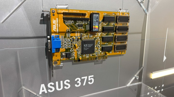 Asus 375 monté sur le mur avec le nom indiqué en dessous.