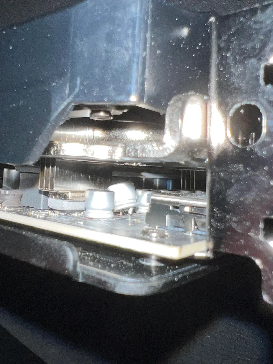 Un bris de condensateur sur une carte graphique.