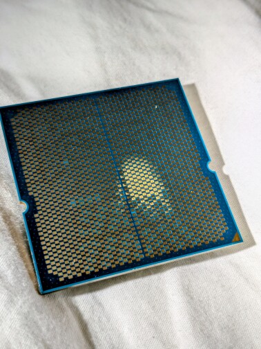 Un processeur en mauvais état sur une surface blanche.