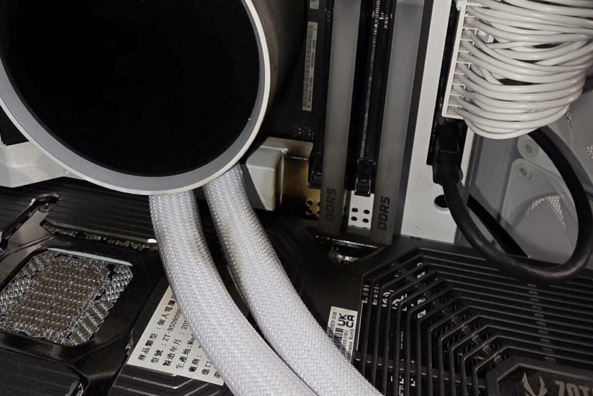 Zotac RTX 5090 system burn marks.