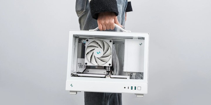 Un PC construit dans le boîtier Deepcool CH160 mini-ITX est transporté à l'aide de la poignée incluse