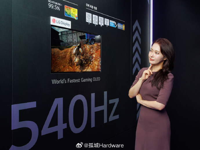 Femme présentant le moniteur OLED le plus rapide au monde à 540Hz.