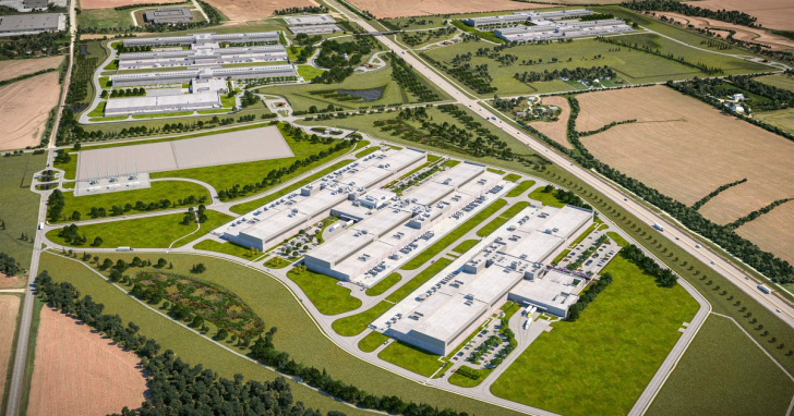 Vue aérienne d'un grand complexe industriel entouré de champs et de routes.