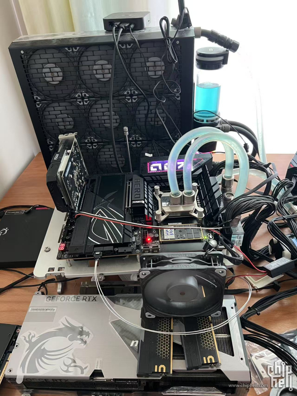 Configuration de PC personnalisé avec refroidissement à eau et éclairage RGB.